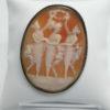 Broche argent, avec camée représentant trois femme et une couronne de fleurs. – Image 2
