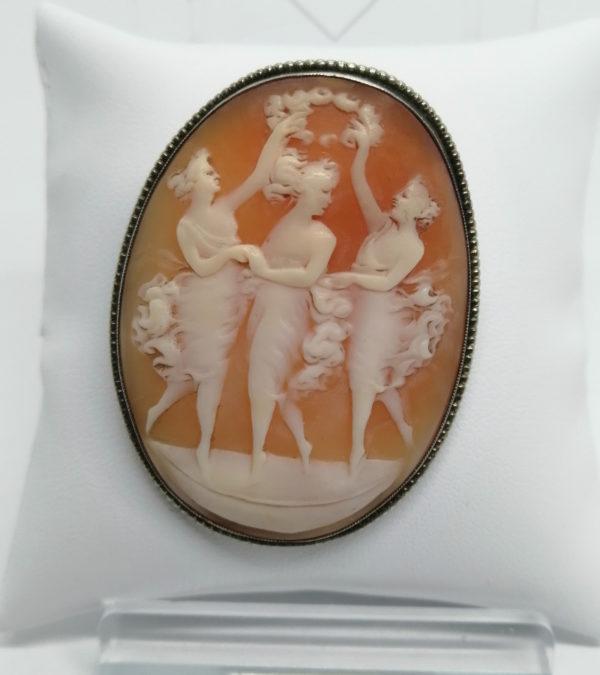 Broche argent, avec camée représentant trois femme et une couronne de fleurs. – Image 2
