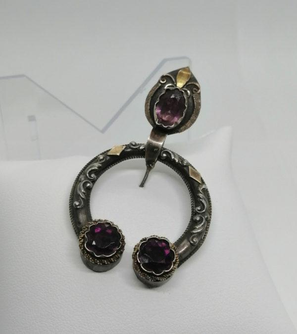Broche / fibule, en argent avec pierres en verre.