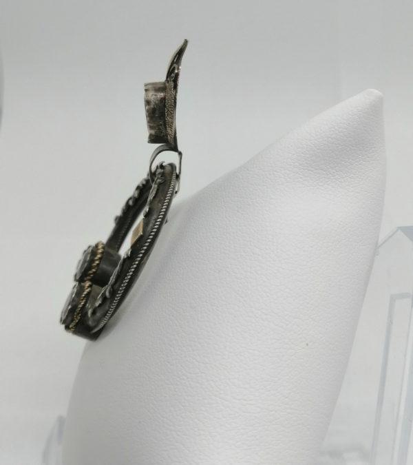 Broche / fibule, en argent avec pierres en verre. – Image 2