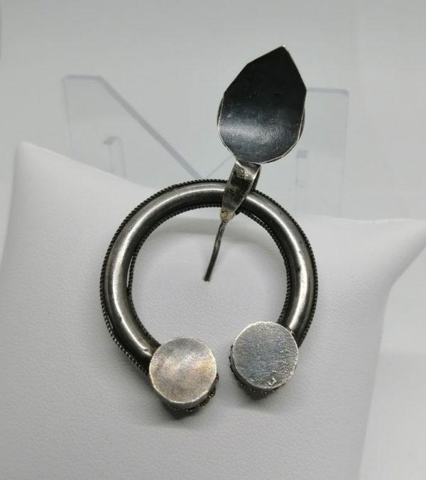Broche / fibule, en argent avec pierres en verre. – Image 3