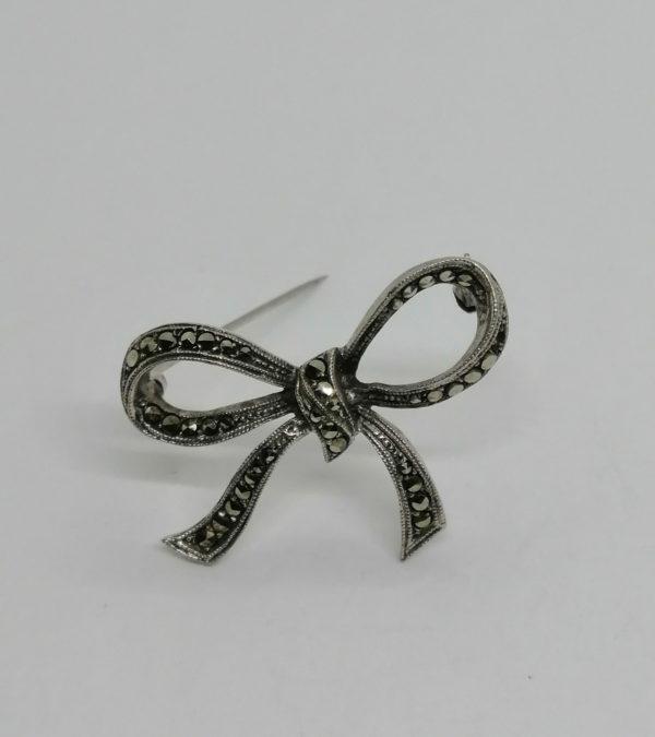 Broche argent, petit noeud pavé de marcasites, vers 1930. – Image 2