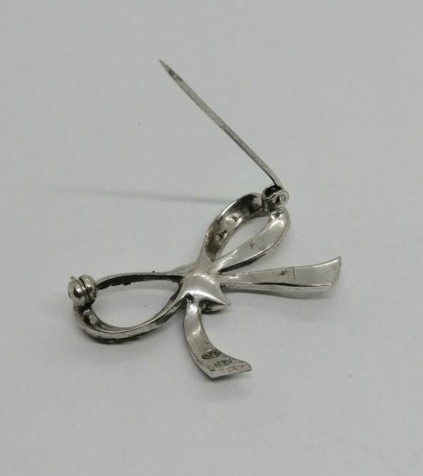 Broche argent, petit noeud pavé de marcasites, vers 1930. – Image 3