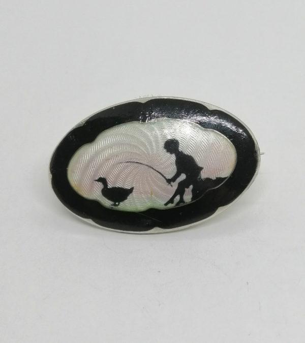 Broche argent, de forme ovale et décor sur fond guilloché émaillé. – Image 2