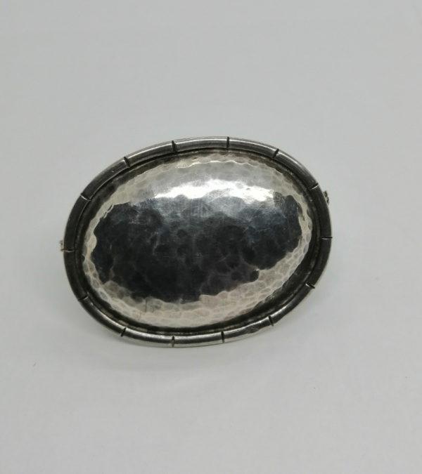 Broche argent , modèle ovale et entièrement martelée, Art Déco vers 1925-30. – Image 2
