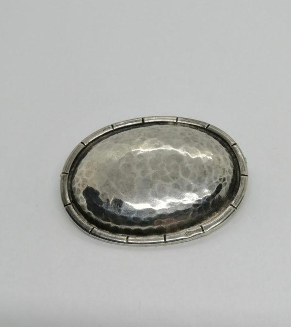 Broche argent , modèle ovale et entièrement martelée, Art Déco vers 1925-30.