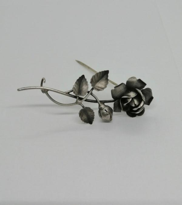 Broche argent , rose épanouie et son bouton, Art Nouveau vers 1900.