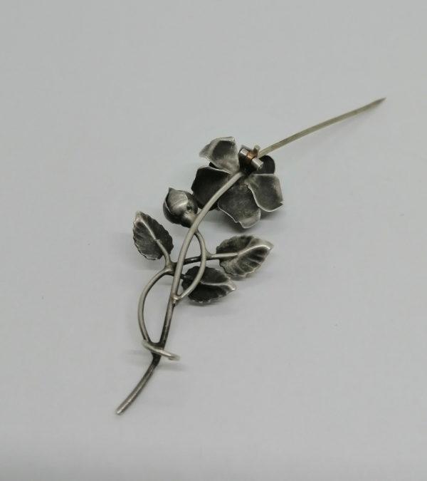 Broche argent , rose épanouie et son bouton, Art Nouveau vers 1900. – Image 2