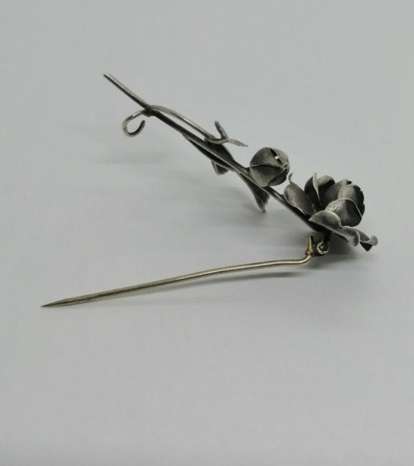 Broche argent , rose épanouie et son bouton, Art Nouveau vers 1900. – Image 3