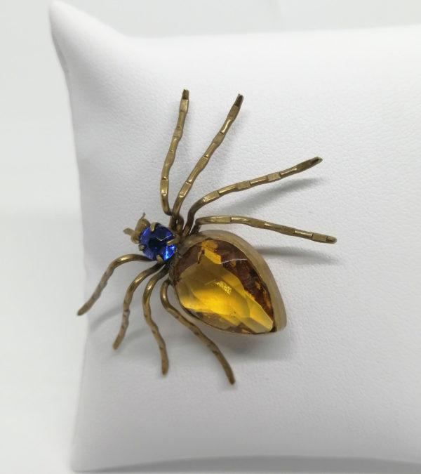 Broche araignée, avec pierre de couleur jaune et bleu.