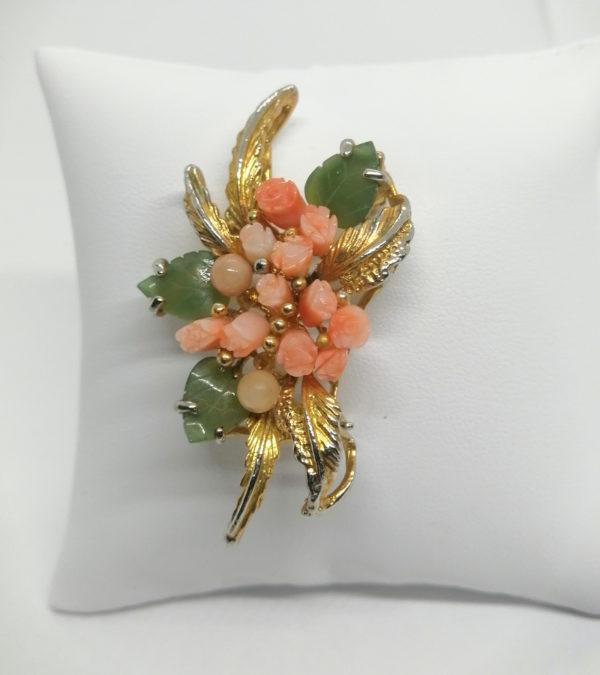 Broche bouquet composé de fleurs de corail et feuilles en pierre naturelle.