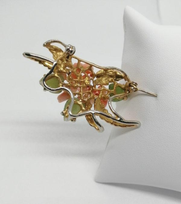 Broche bouquet composé de fleurs de corail et feuilles en pierre naturelle. – Image 3