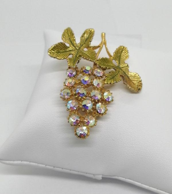 Broche représentant une grappe de raisin en strass.