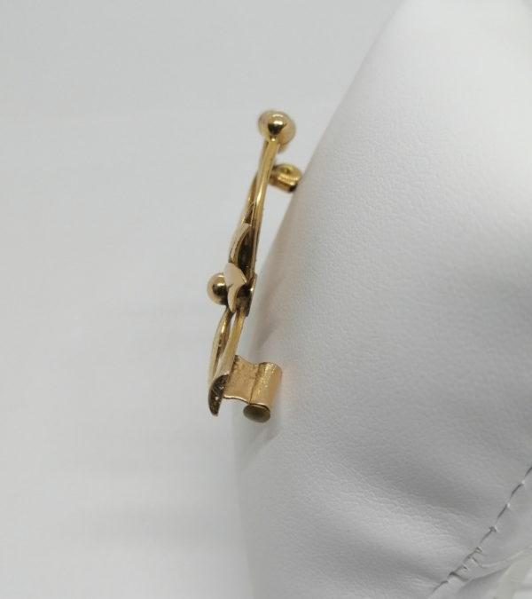 Broche en plaqué or représentant une fleur avec pistil et feuille. – Image 2