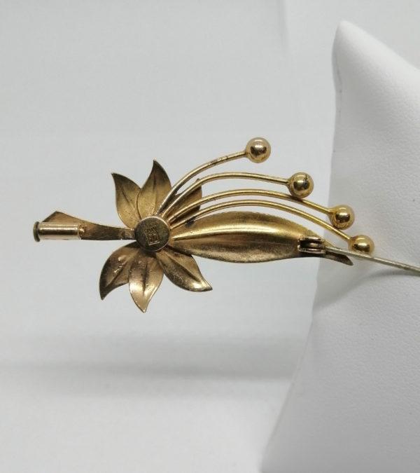 Broche en plaqué or représentant une fleur avec pistil et feuille. – Image 3