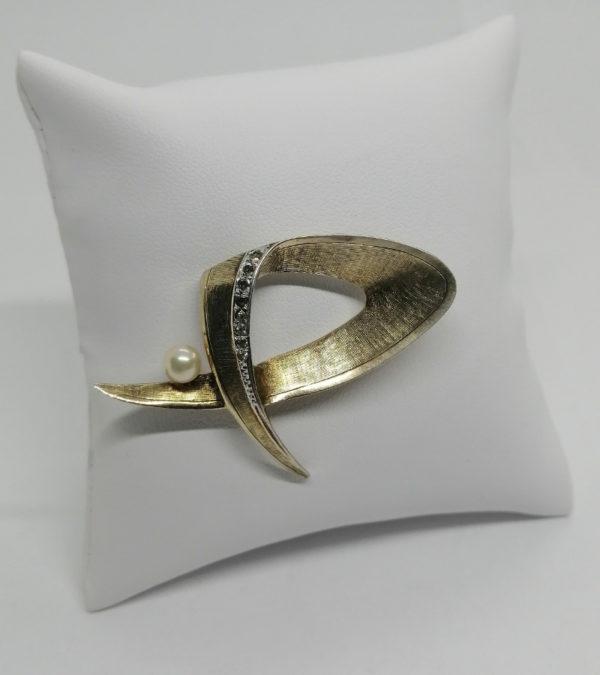 Broche argent/vermeil, entièrement guillochée avec pierre blanche et perle de culture, 1950-60.