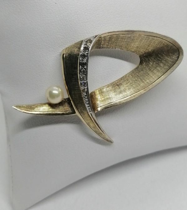 Broche argent/vermeil, entièrement guillochée avec pierre blanche et perle de culture, 1950-60. – Image 2