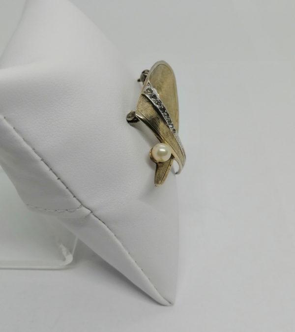 Broche argent/vermeil, entièrement guillochée avec pierre blanche et perle de culture, 1950-60. – Image 4