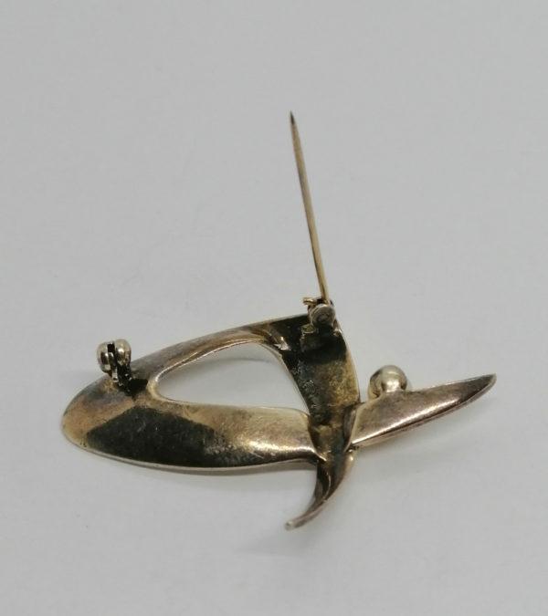 Broche argent/vermeil, entièrement guillochée avec pierre blanche et perle de culture, 1950-60. – Image 5