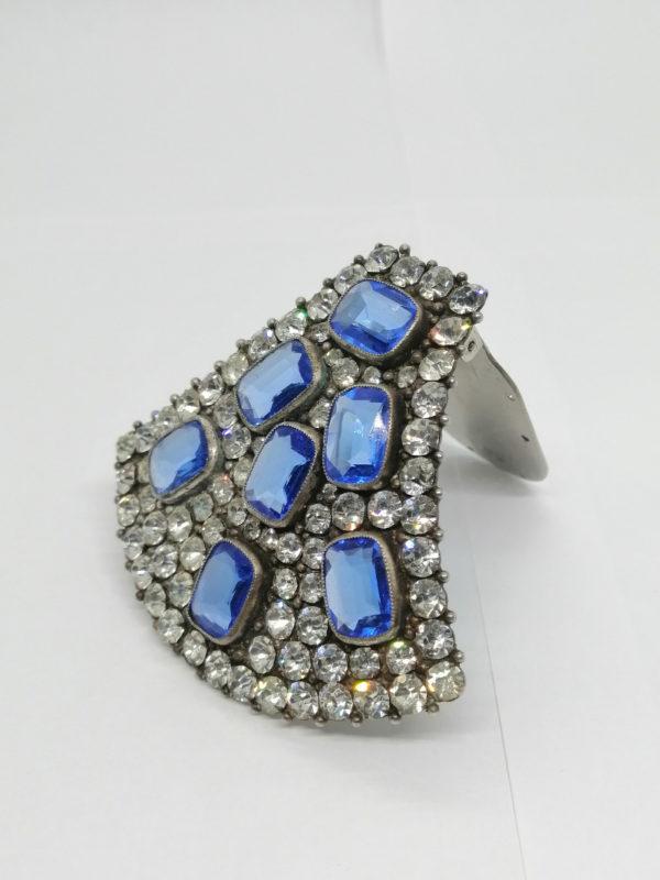 Grande broche façon clip de col, avec strass blanc et pierre bleu à facettes. – Image 2