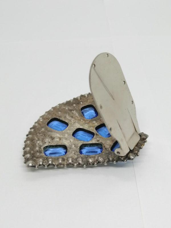 Grande broche façon clip de col, avec strass blanc et pierre bleu à facettes. – Image 3