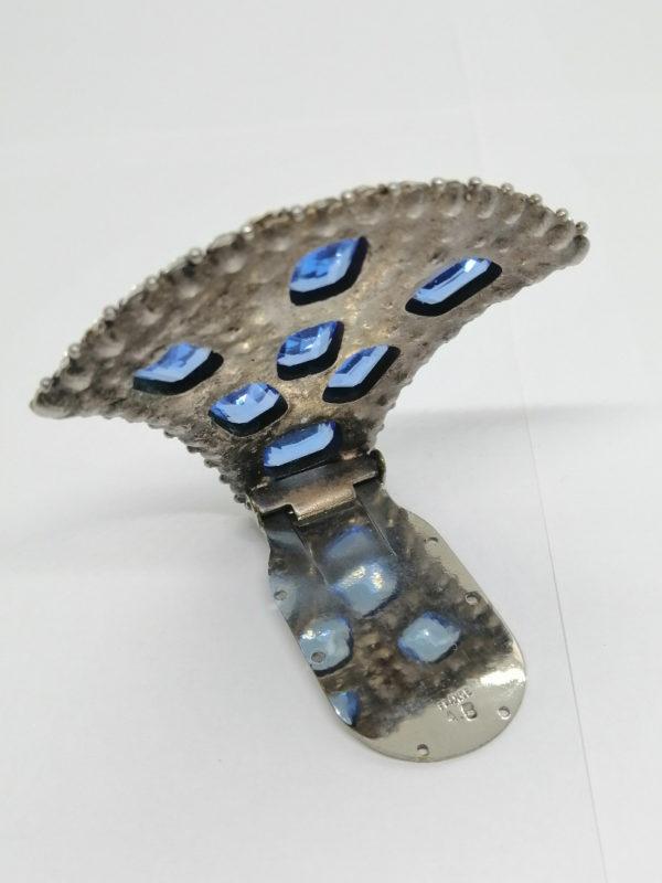 Grande broche façon clip de col, avec strass blanc et pierre bleu à facettes. – Image 4