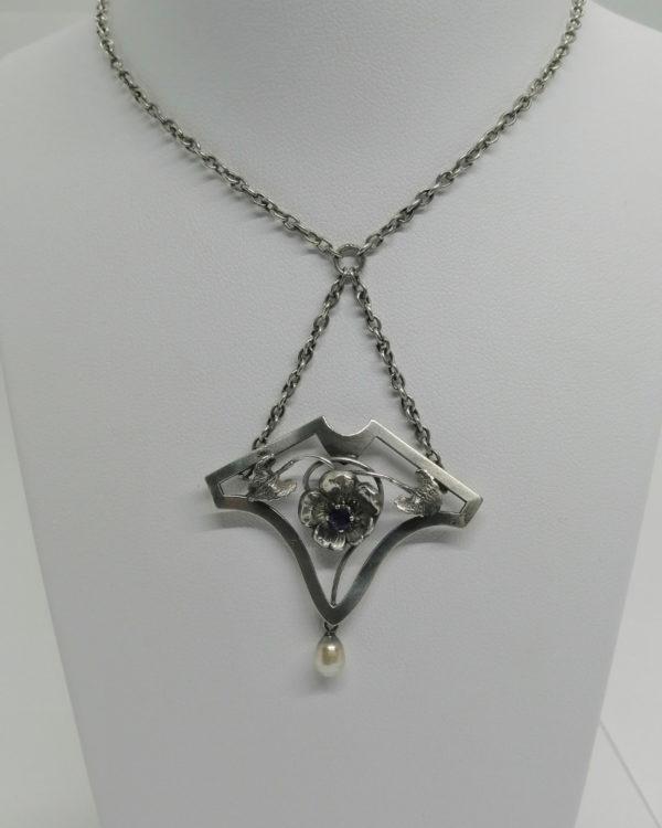 Collier argent, modèle avec fleurette, améthyste, perle fine, typique de l'Art Nouveau.