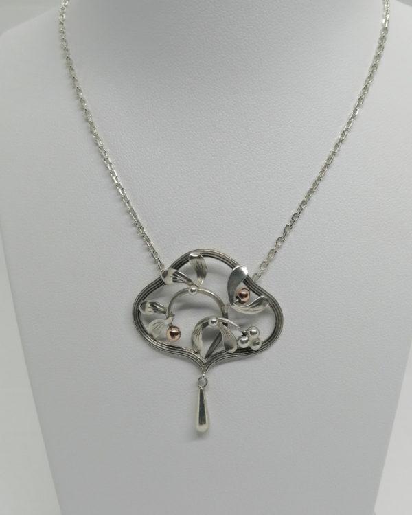 Collier argent modèle Art Nouveau, avec motif de gui, vers 1900.