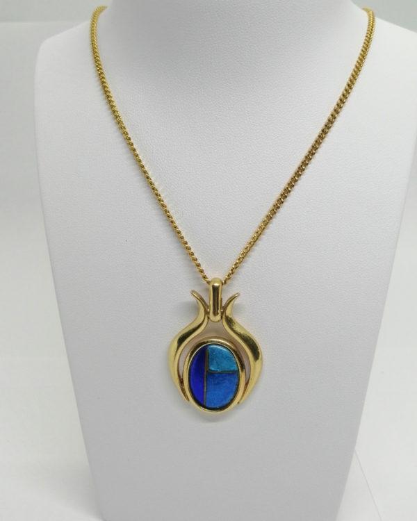 Pendentif plaqué or avec travail d'émail bleu.