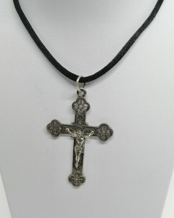 Pendentif argent, croix avec Christ et ajourée, vers 1920.