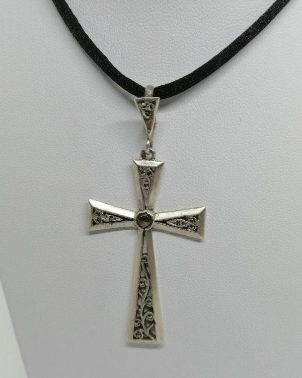 Pendentif argent, croix en biseau, ajourée et pavage de marcasites.