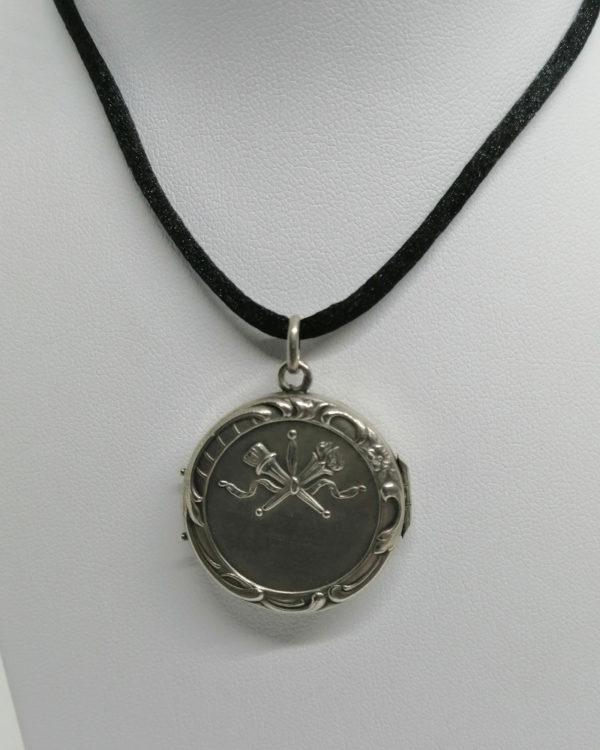 Pendentif argent, porte-photo, avec allégories et décor floral, Art Nouveau.