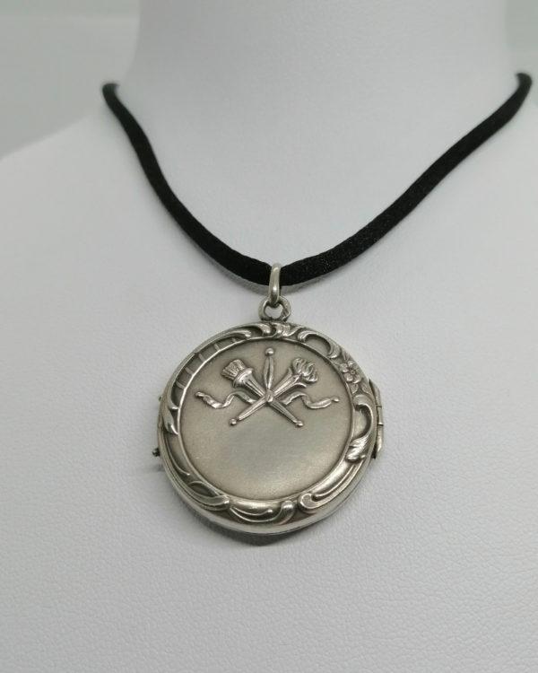 Pendentif argent, porte-photo, avec allégories et décor floral, Art Nouveau. – Image 2
