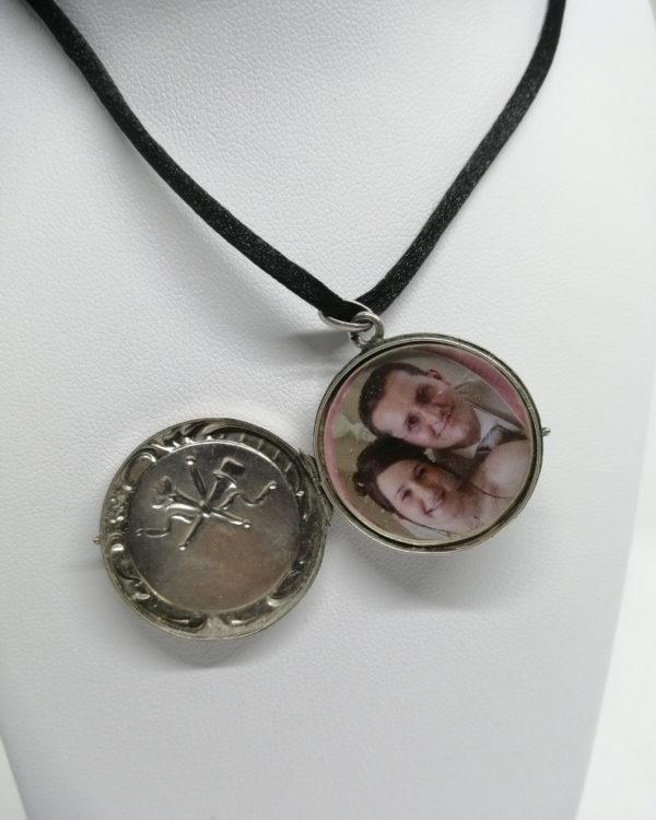 Pendentif argent, porte-photo, avec allégories et décor floral, Art Nouveau. – Image 4