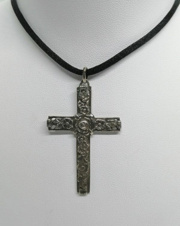 Pendentif argent , croix avec motifs de fleurs et ajourée, vers 1900.