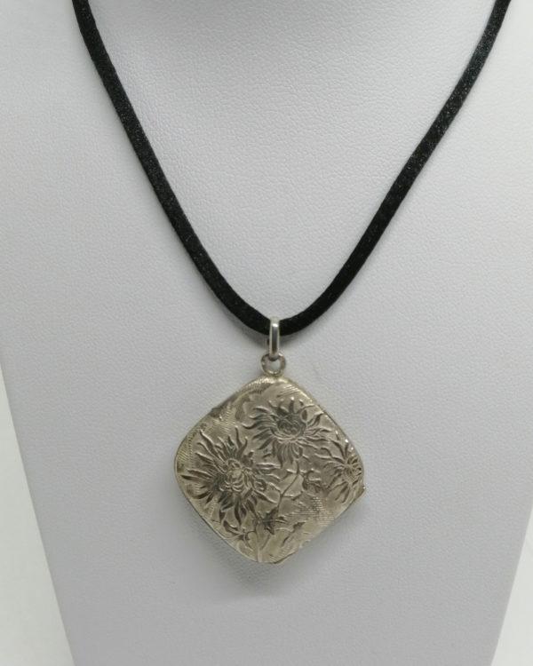 Pendentif argent, porte-photo avec décor de Chrysanthème, signé, Art Nouveau, 1900.