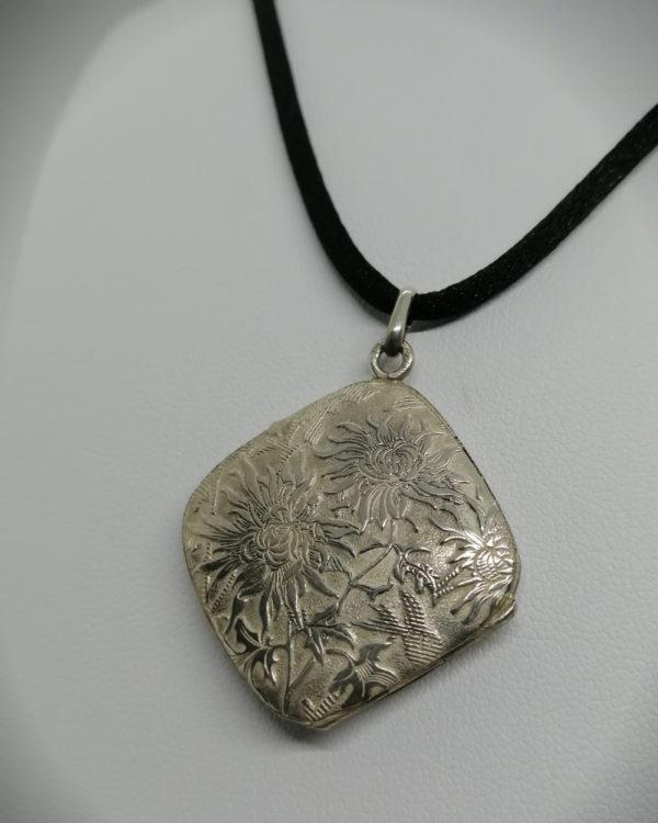 Pendentif argent, porte-photo avec décor de Chrysanthème, signé, Art Nouveau, 1900. – Image 2