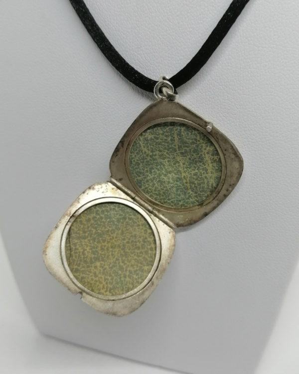 Pendentif argent, porte-photo avec décor de Chrysanthème, signé, Art Nouveau, 1900. – Image 4