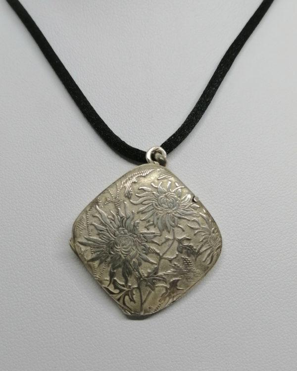 Pendentif argent, porte-photo avec décor de Chrysanthème, signé, Art Nouveau, 1900. – Image 5
