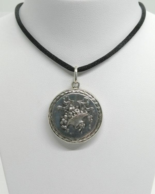 Pendentif argent, porte-photo, avec décor d'un panier de fleurs, 1900.