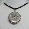 Pendentif argent, porte-photo, avec décor d'un panier de fleurs, 1900. – Image 2