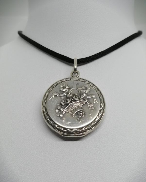 Pendentif argent, porte-photo, avec décor d'un panier de fleurs, 1900. – Image 2