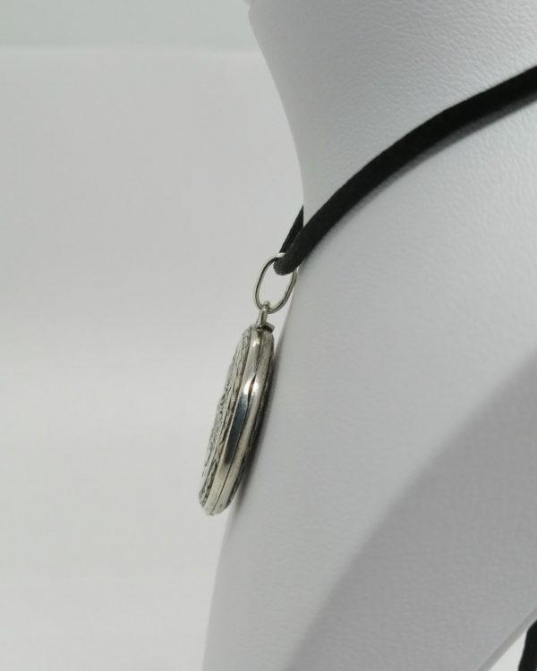 Pendentif argent, porte-photo, avec décor d'un panier de fleurs, 1900. – Image 3