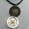 Pendentif argent, porte-photo, avec décor d'un panier de fleurs, 1900. – Image 4
