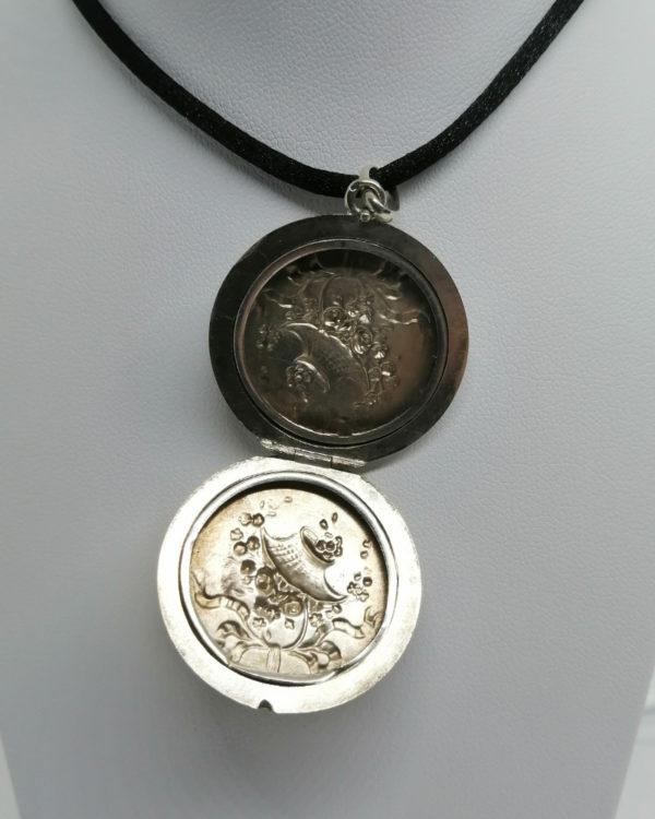 Pendentif argent, porte-photo, avec décor d'un panier de fleurs, 1900. – Image 4
