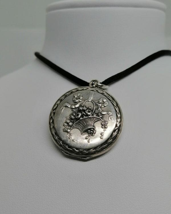 Pendentif argent, porte-photo, avec décor d'un panier de fleurs, 1900. – Image 5