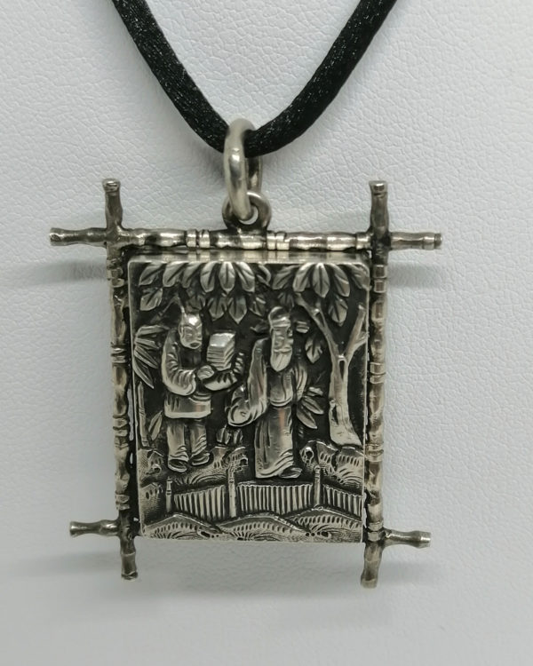 Pendentif argent, porte-photo, décor japonisant, Art Nouveau vers 1900. – Image 2