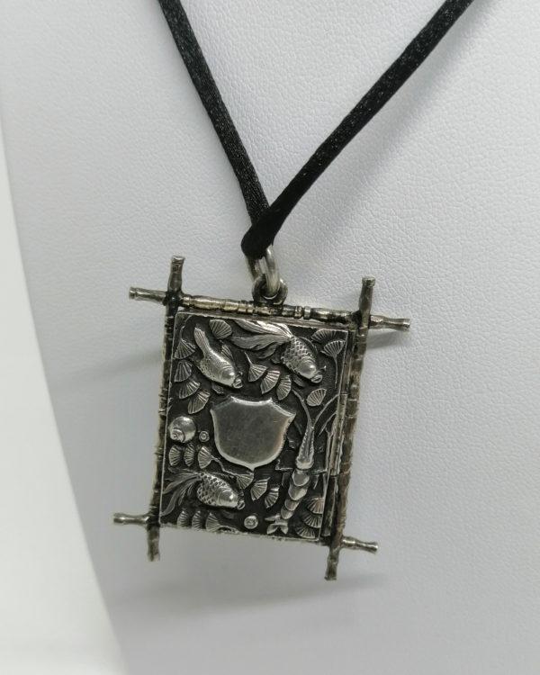 Pendentif argent, porte-photo, décor japonisant, Art Nouveau vers 1900. – Image 5