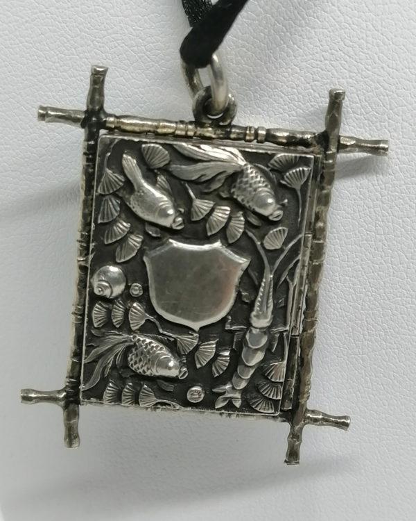 Pendentif argent, porte-photo, décor japonisant, Art Nouveau vers 1900. – Image 6