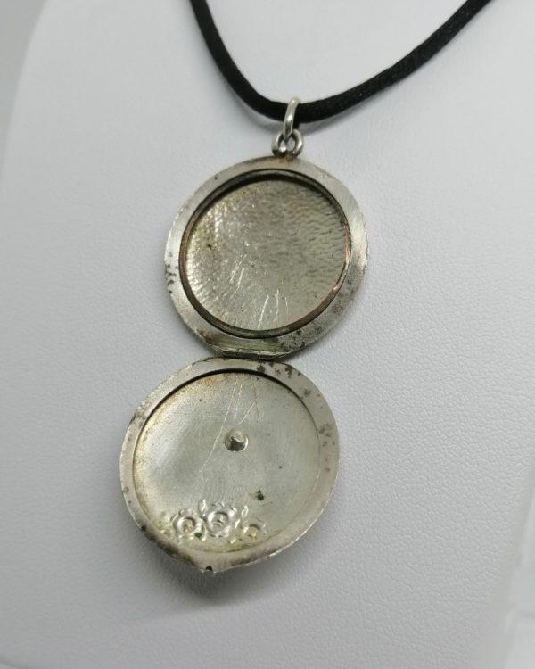 Pendentif argent, porte-photo, rond sobre fleur et petite pierre, 1900-20. – Image 4